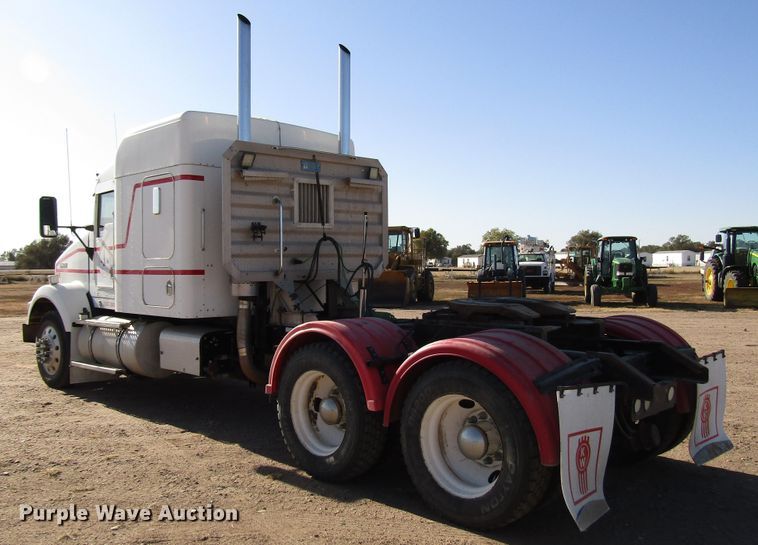 image for item DG0266 1995 Kenworth T800 semi truck