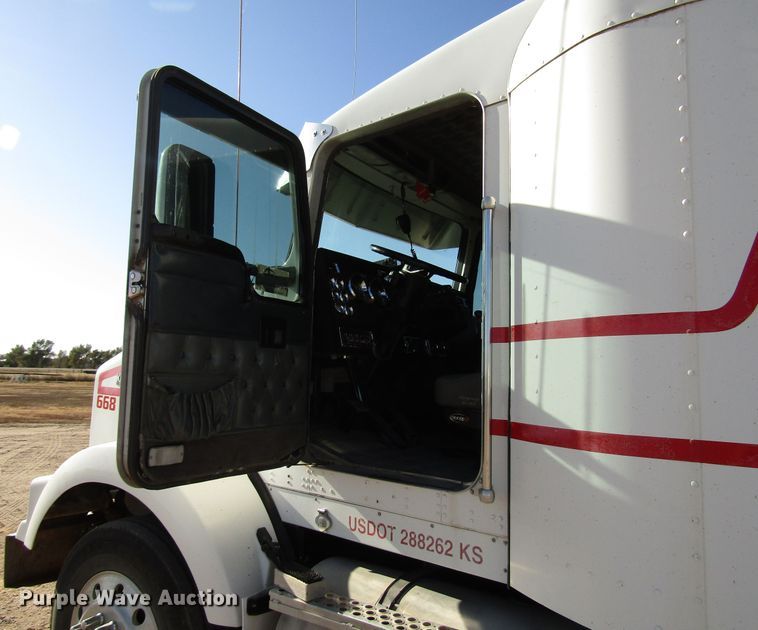 image for item DG0266 1995 Kenworth T800 semi truck