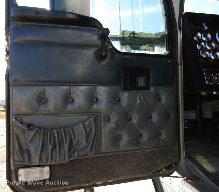 image for item DG0266 1995 Kenworth T800 semi truck