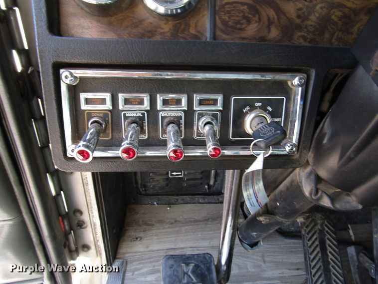 image for item DG0266 1995 Kenworth T800 semi truck