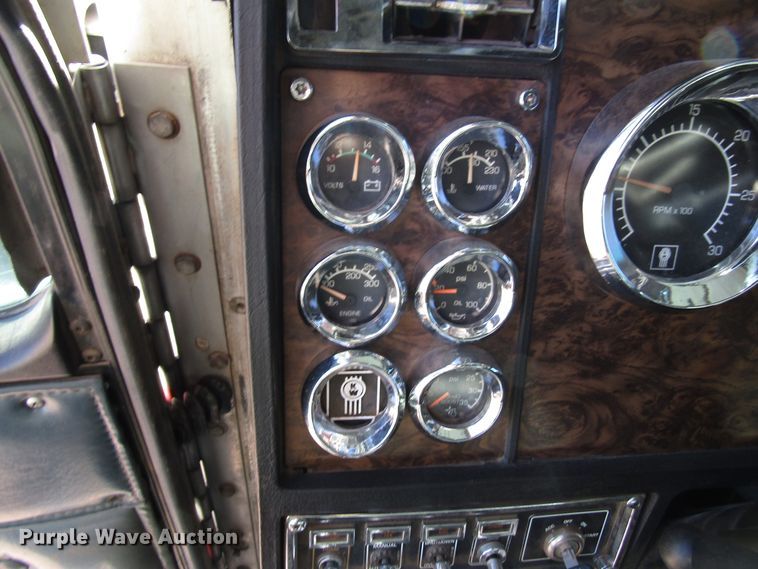 image for item DG0266 1995 Kenworth T800 semi truck
