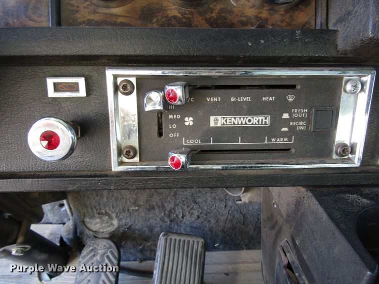 image for item DG0266 1995 Kenworth T800 semi truck