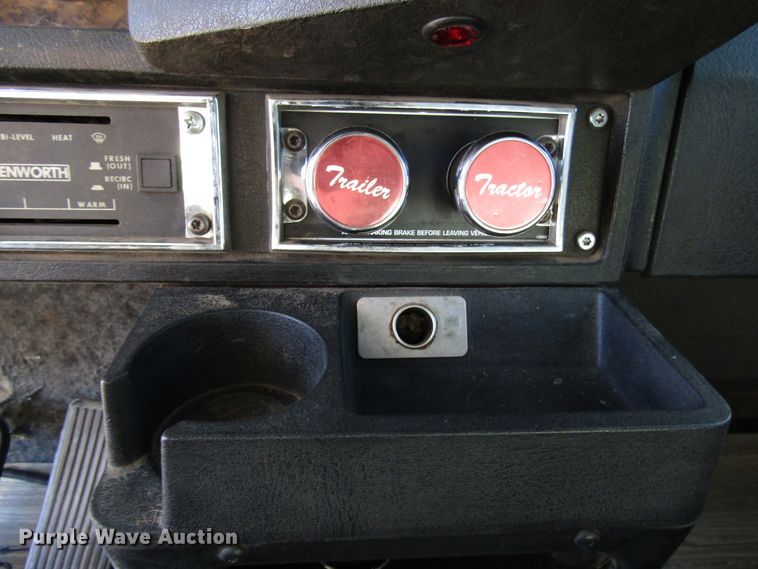 image for item DG0266 1995 Kenworth T800 semi truck