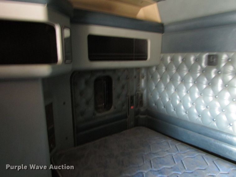 image for item DG0266 1995 Kenworth T800 semi truck