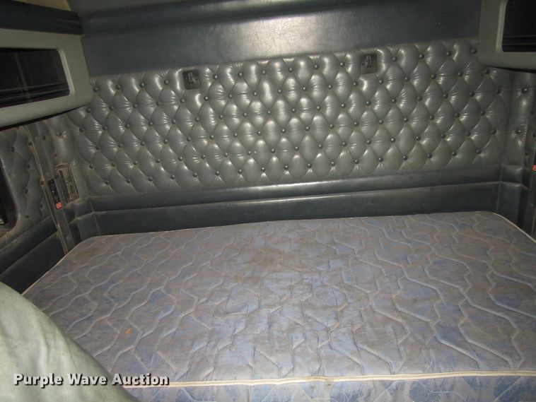 image for item DG0266 1995 Kenworth T800 semi truck