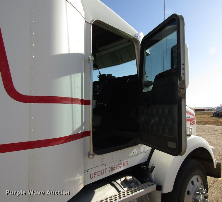 image for item DG0266 1995 Kenworth T800 semi truck