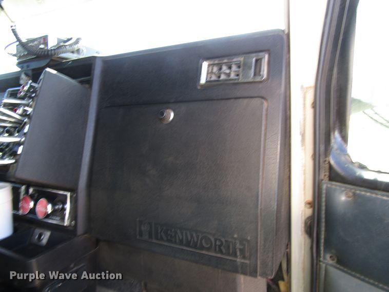 image for item DG0266 1995 Kenworth T800 semi truck
