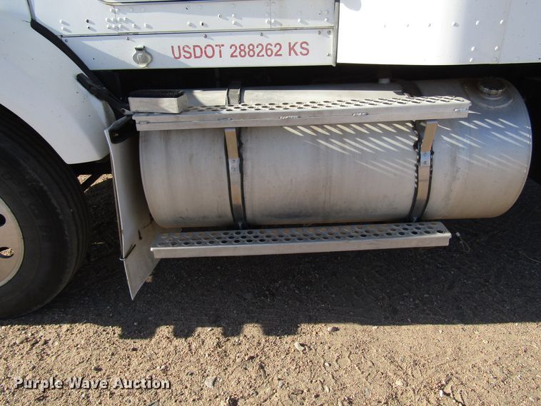 image for item DG0266 1995 Kenworth T800 semi truck