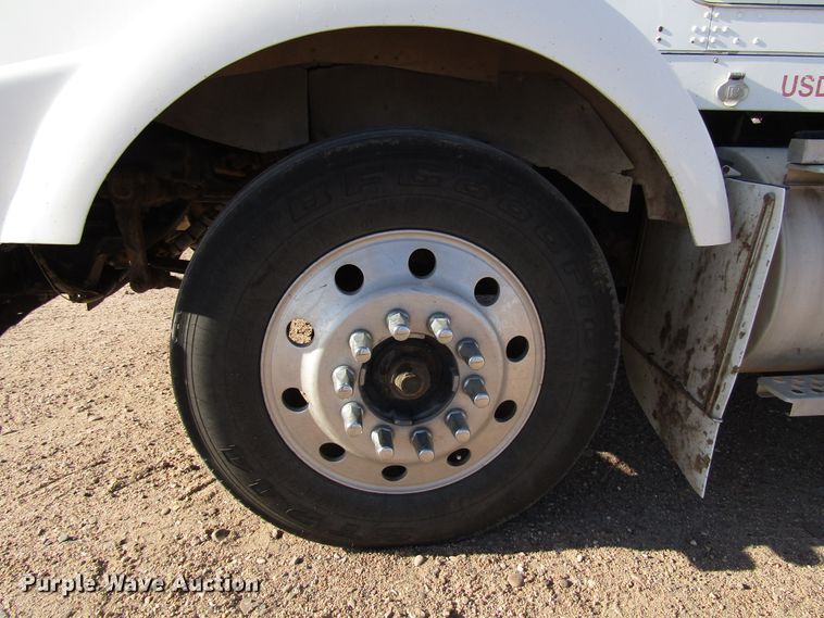 image for item DG0266 1995 Kenworth T800 semi truck