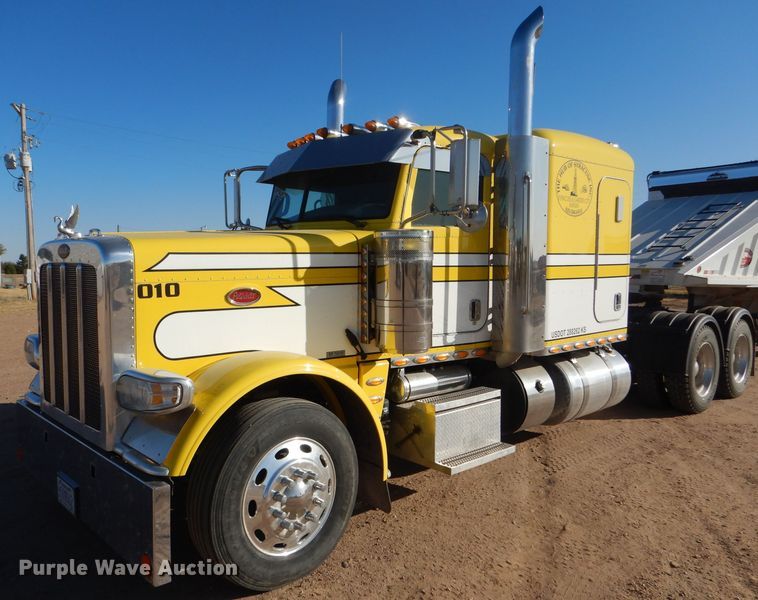 image for item DG0267 2013 Peterbilt 388 semi truck