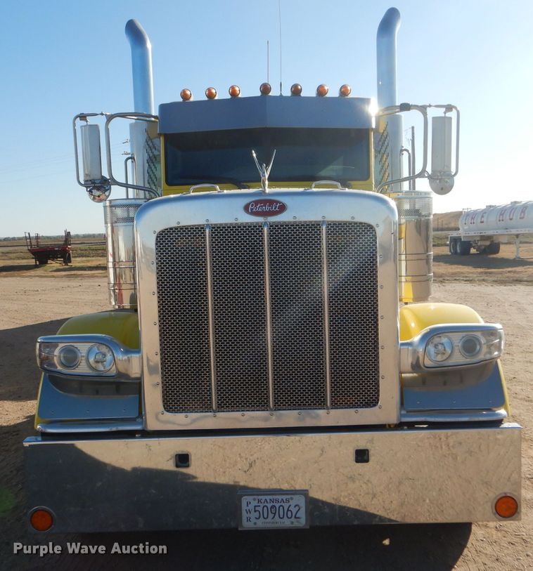 image for item DG0267 2013 Peterbilt 388 semi truck