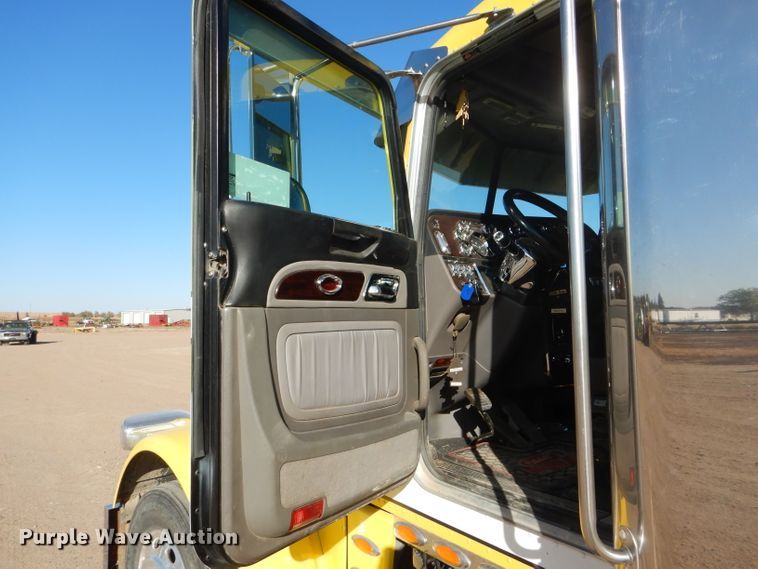 image for item DG0267 2013 Peterbilt 388 semi truck