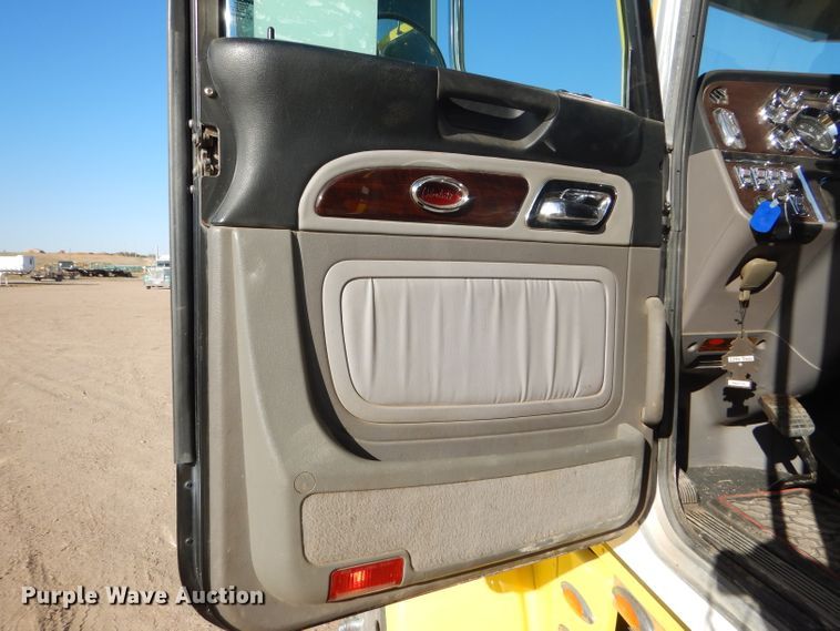 image for item DG0267 2013 Peterbilt 388 semi truck