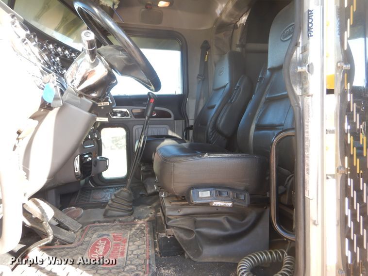 image for item DG0267 2013 Peterbilt 388 semi truck