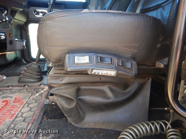 image for item DG0267 2013 Peterbilt 388 semi truck