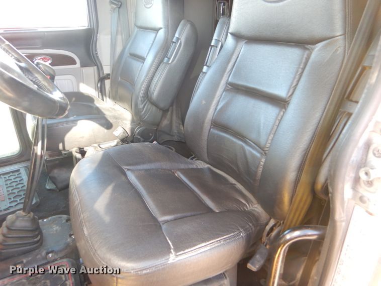 image for item DG0267 2013 Peterbilt 388 semi truck