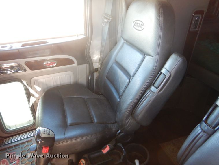 image for item DG0267 2013 Peterbilt 388 semi truck