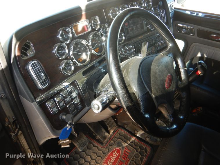 image for item DG0267 2013 Peterbilt 388 semi truck