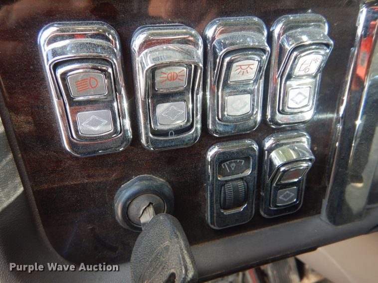 image for item DG0267 2013 Peterbilt 388 semi truck