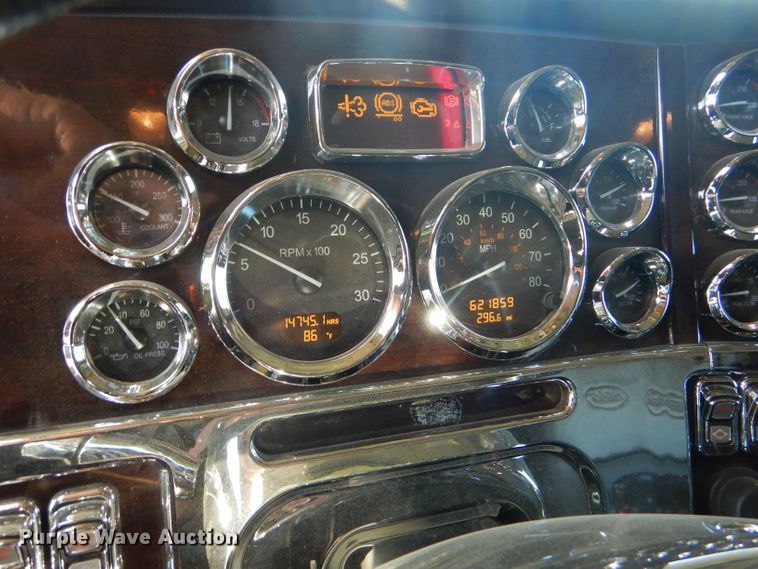 image for item DG0267 2013 Peterbilt 388 semi truck