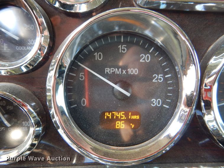 image for item DG0267 2013 Peterbilt 388 semi truck