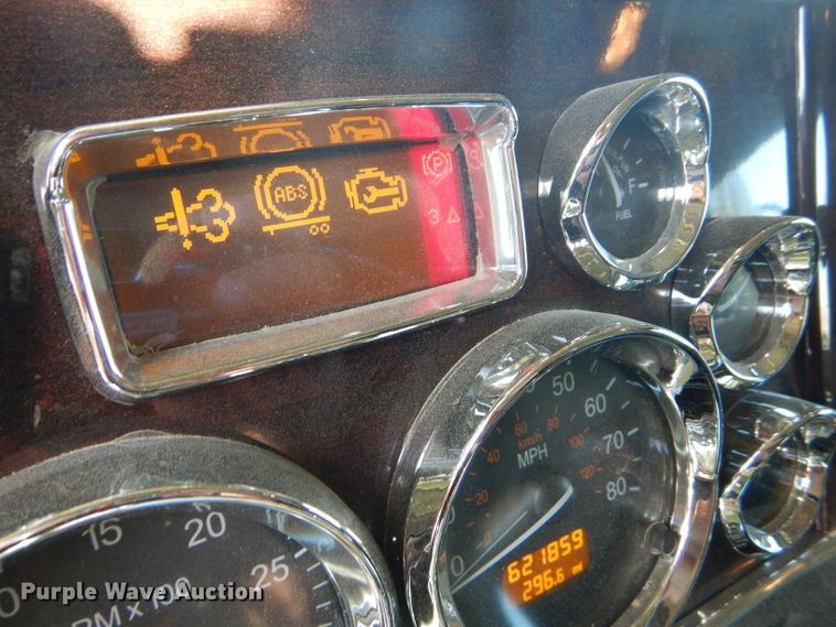 image for item DG0267 2013 Peterbilt 388 semi truck