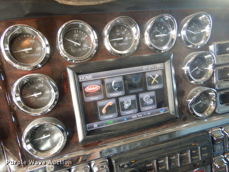 image for item DG0267 2013 Peterbilt 388 semi truck