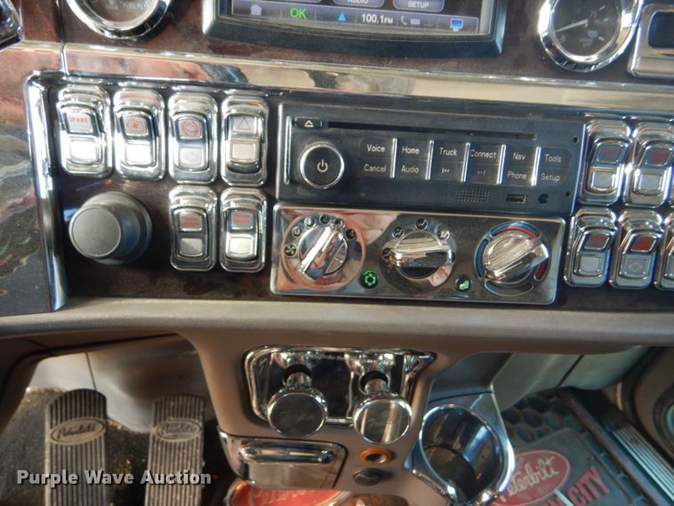 image for item DG0267 2013 Peterbilt 388 semi truck