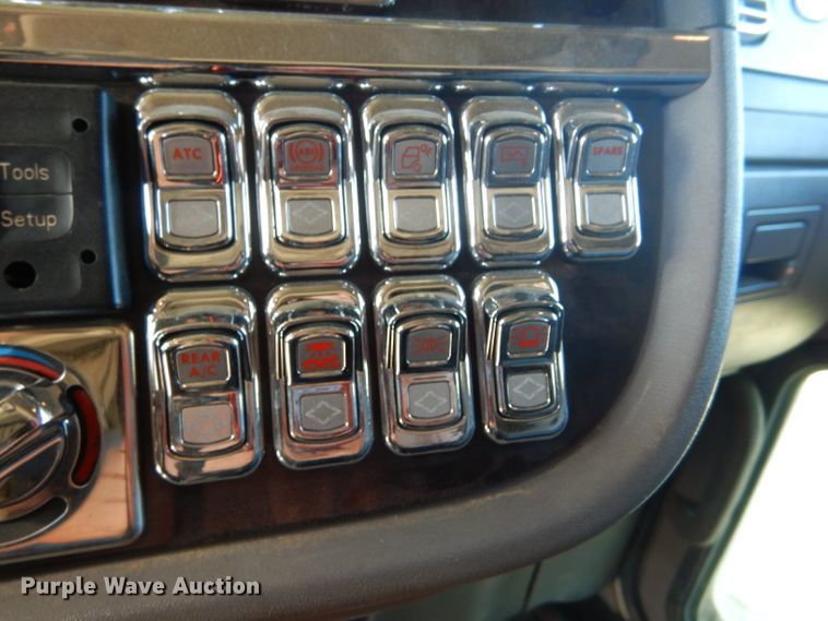 image for item DG0267 2013 Peterbilt 388 semi truck