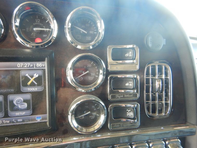 image for item DG0267 2013 Peterbilt 388 semi truck