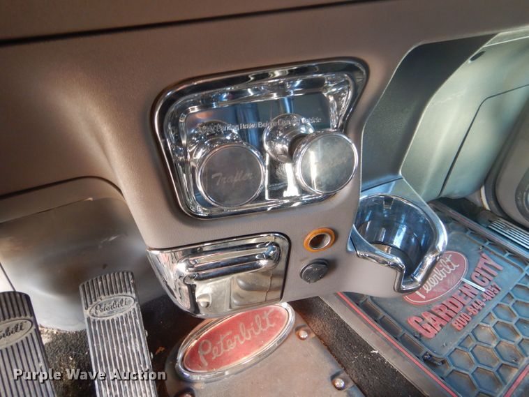 image for item DG0267 2013 Peterbilt 388 semi truck