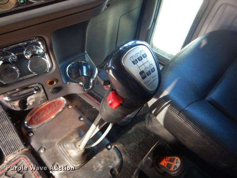 image for item DG0267 2013 Peterbilt 388 semi truck