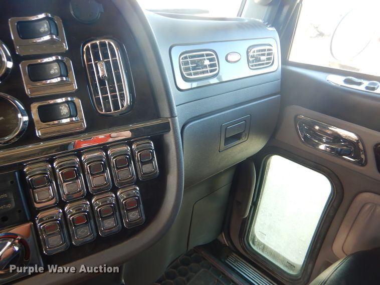 image for item DG0267 2013 Peterbilt 388 semi truck