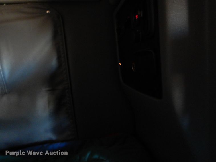 image for item DG0267 2013 Peterbilt 388 semi truck