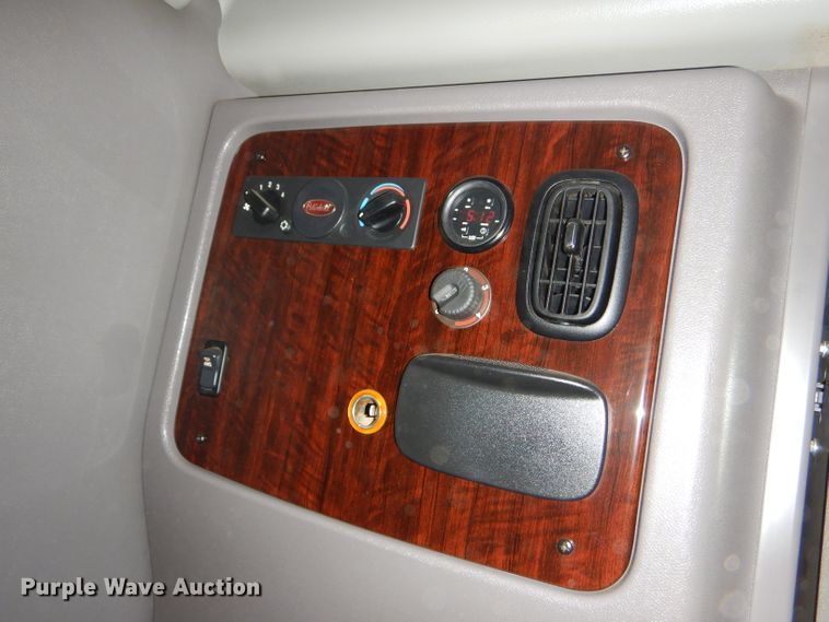 image for item DG0267 2013 Peterbilt 388 semi truck