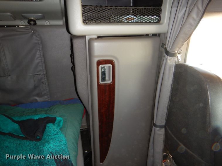 image for item DG0267 2013 Peterbilt 388 semi truck