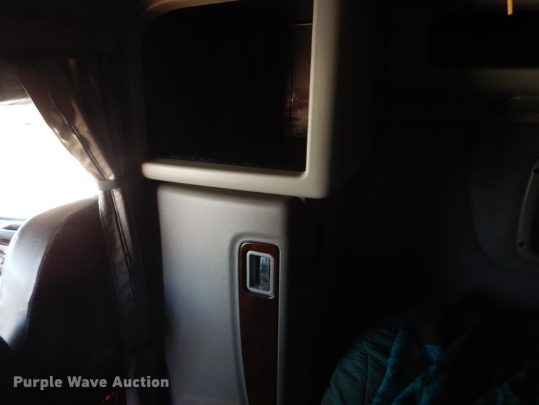 image for item DG0267 2013 Peterbilt 388 semi truck