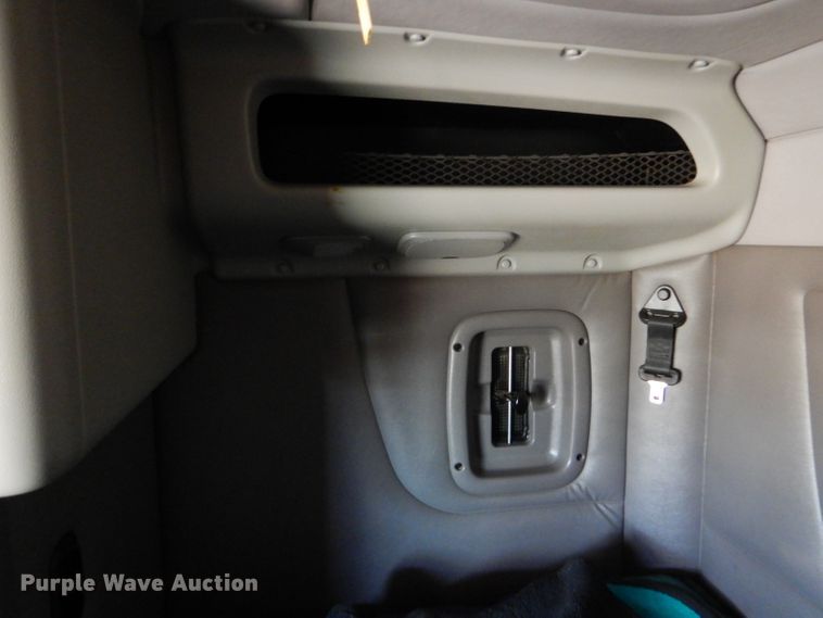 image for item DG0267 2013 Peterbilt 388 semi truck