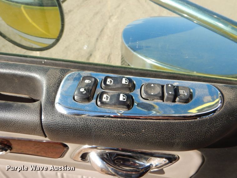 image for item DG0267 2013 Peterbilt 388 semi truck