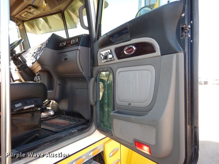 image for item DG0267 2013 Peterbilt 388 semi truck