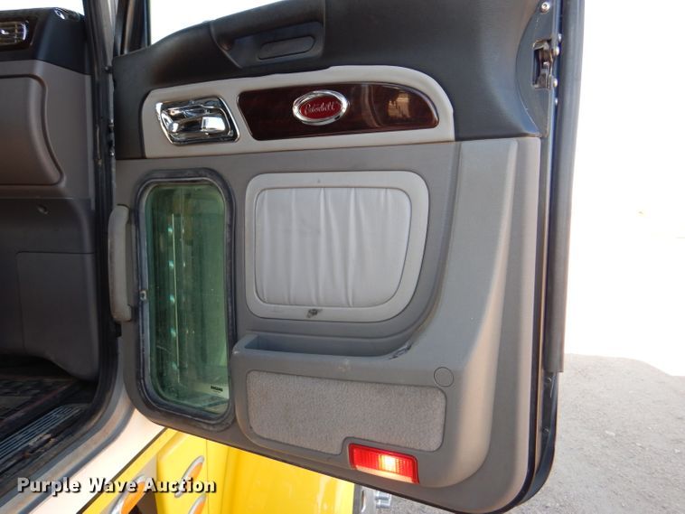 image for item DG0267 2013 Peterbilt 388 semi truck