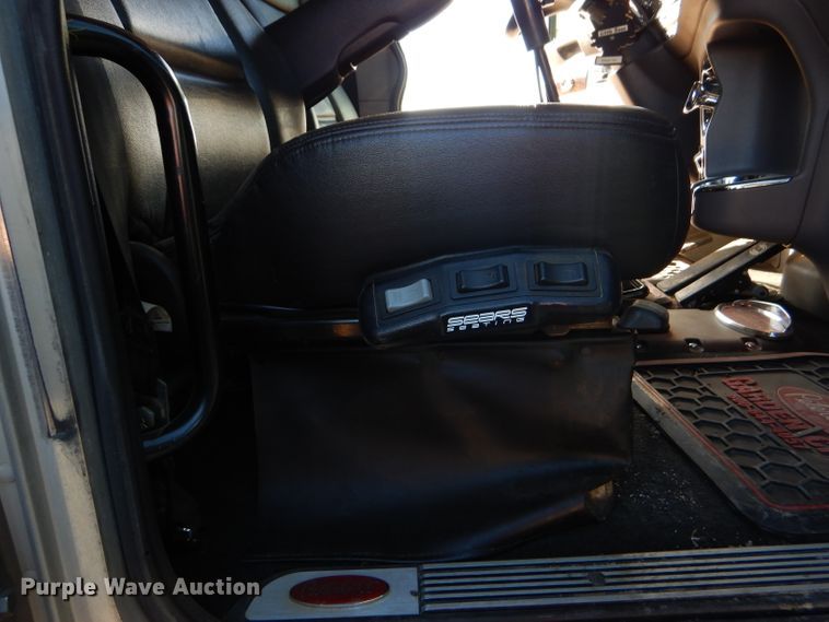 image for item DG0267 2013 Peterbilt 388 semi truck