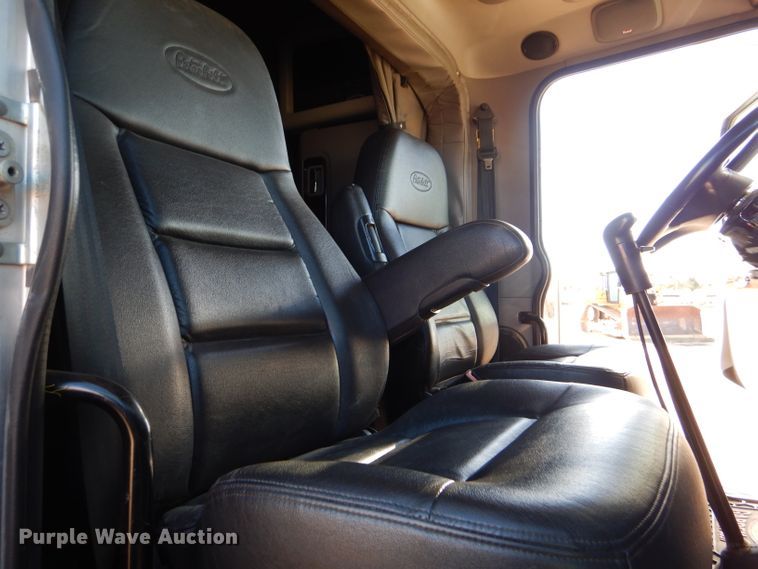 image for item DG0267 2013 Peterbilt 388 semi truck