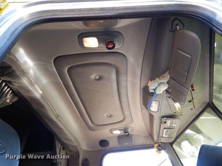 image for item DG0267 2013 Peterbilt 388 semi truck