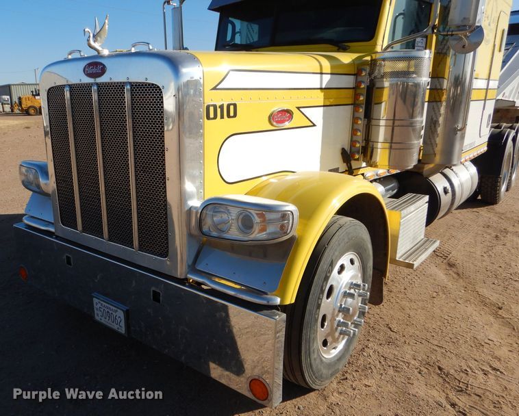 image for item DG0267 2013 Peterbilt 388 semi truck