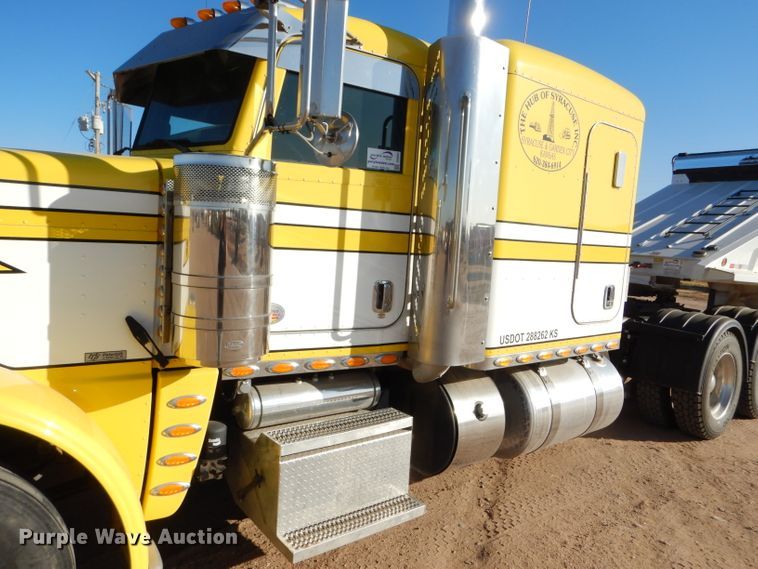 image for item DG0267 2013 Peterbilt 388 semi truck