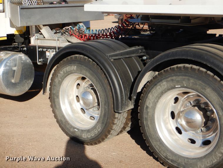 image for item DG0267 2013 Peterbilt 388 semi truck