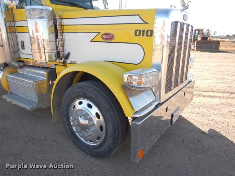 image for item DG0267 2013 Peterbilt 388 semi truck