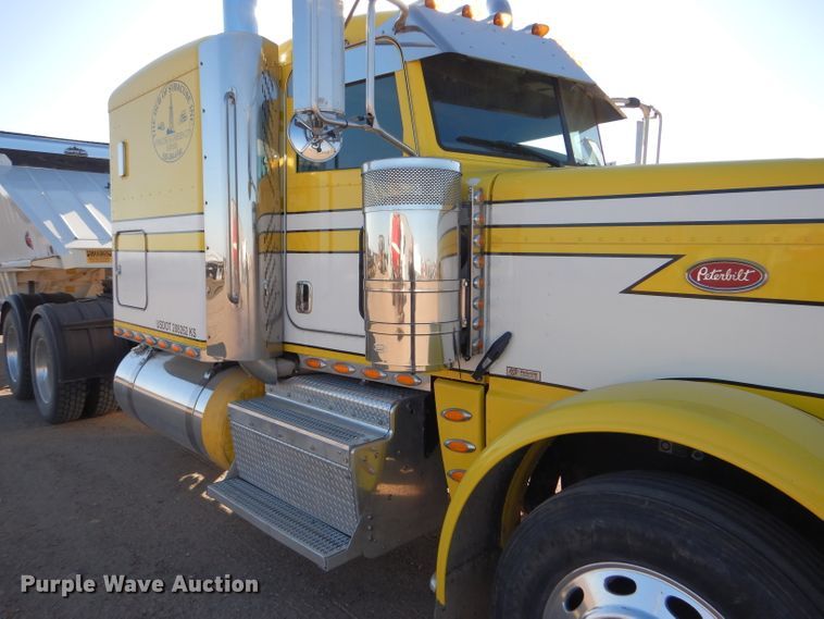 image for item DG0267 2013 Peterbilt 388 semi truck