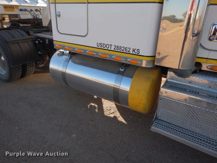image for item DG0267 2013 Peterbilt 388 semi truck